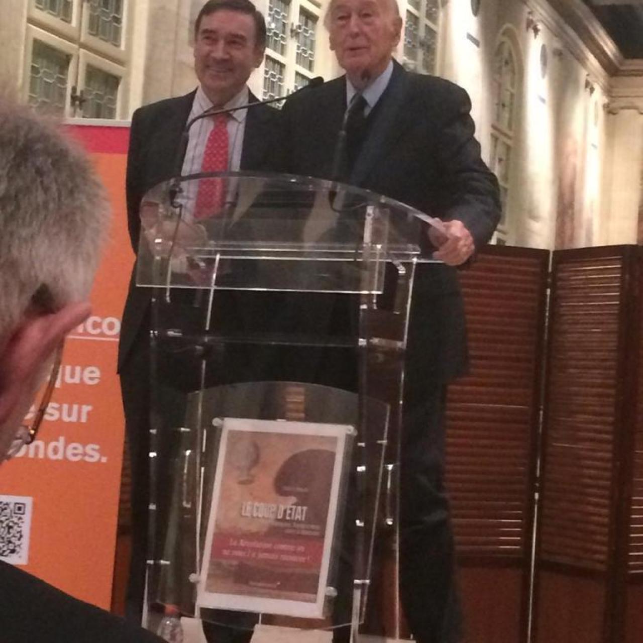 Valery Giscard d’Estaing junto a Pedro J. Ramírez en la presentación del libro 'El primer naufragio' en París.