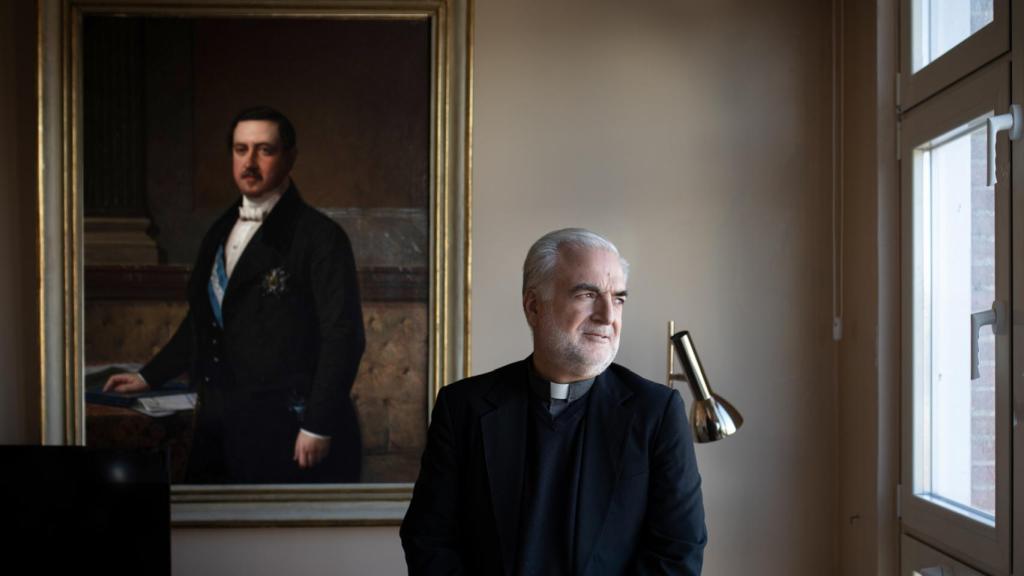 El misionero junto a un retrato de su tatarabuelo Luis José Sartorius y Tapia, presidente del Consejo de Ministros de España.