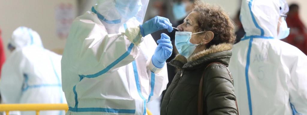 Un sanitario realiza un test Covid a una señora en España. Efe