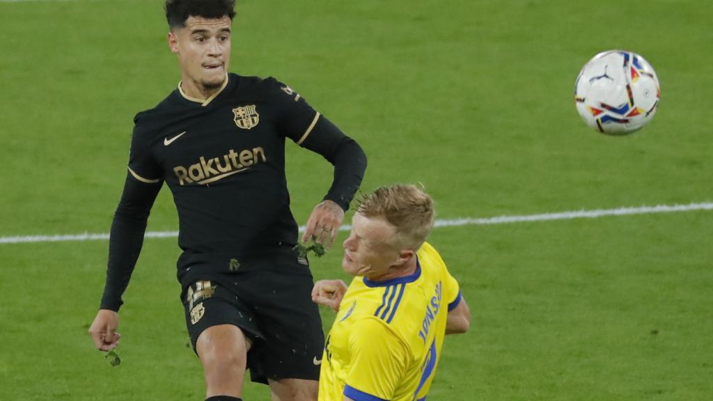 Philippe Coutinho ante Jens Jonsson, en el Cádiz - Barcelona de La Liga