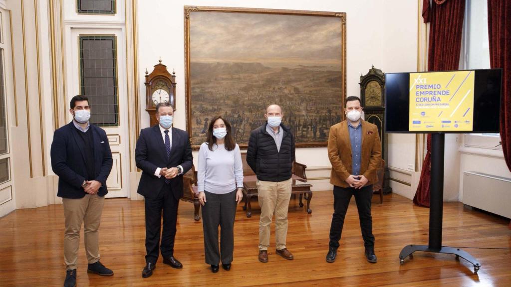 Inés Rey junto con el presidente de AJE y patrocinadores