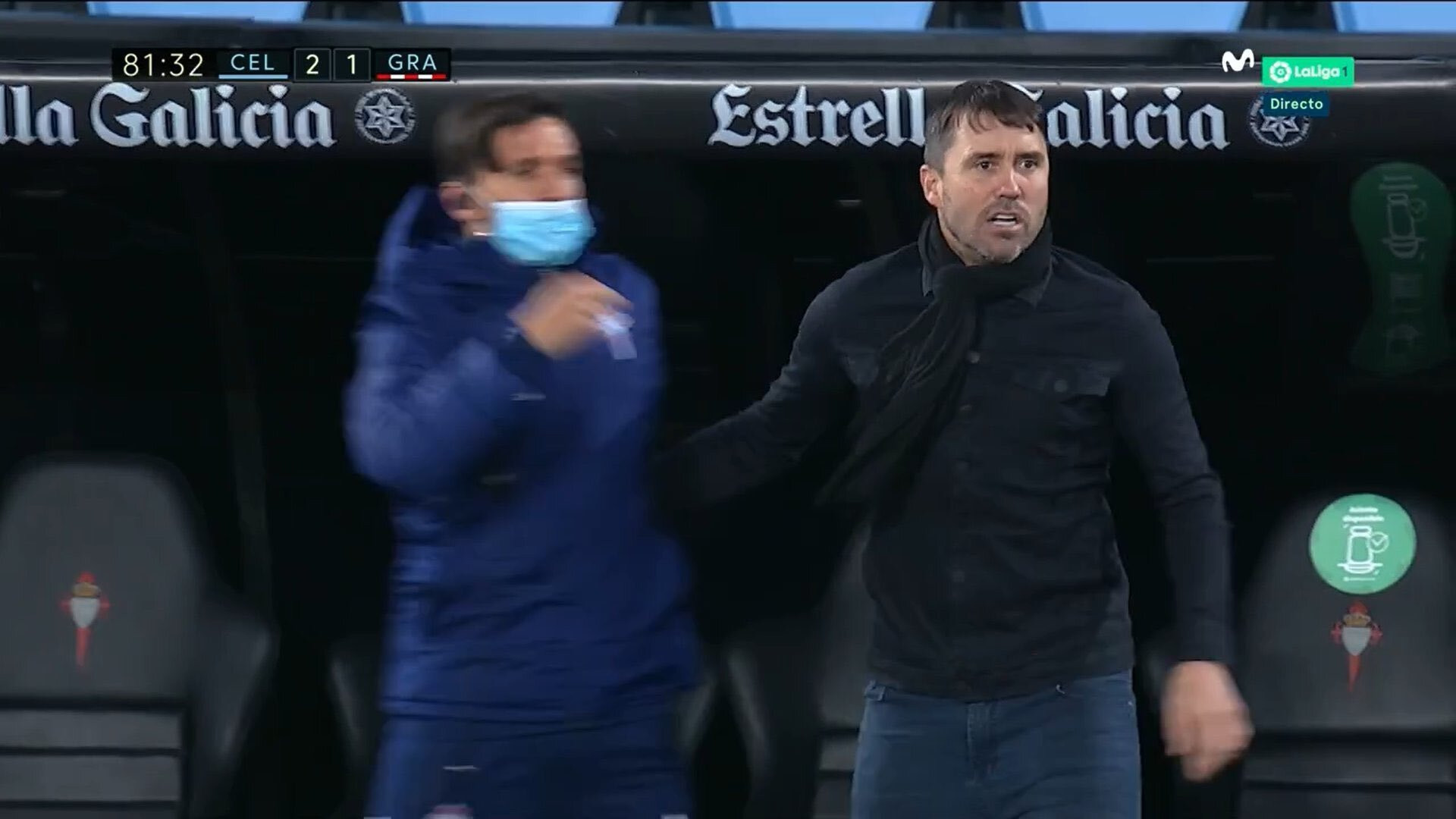 Coudet con su característica bufanda ante el Granada, debutando en el banquillo de Balaídos