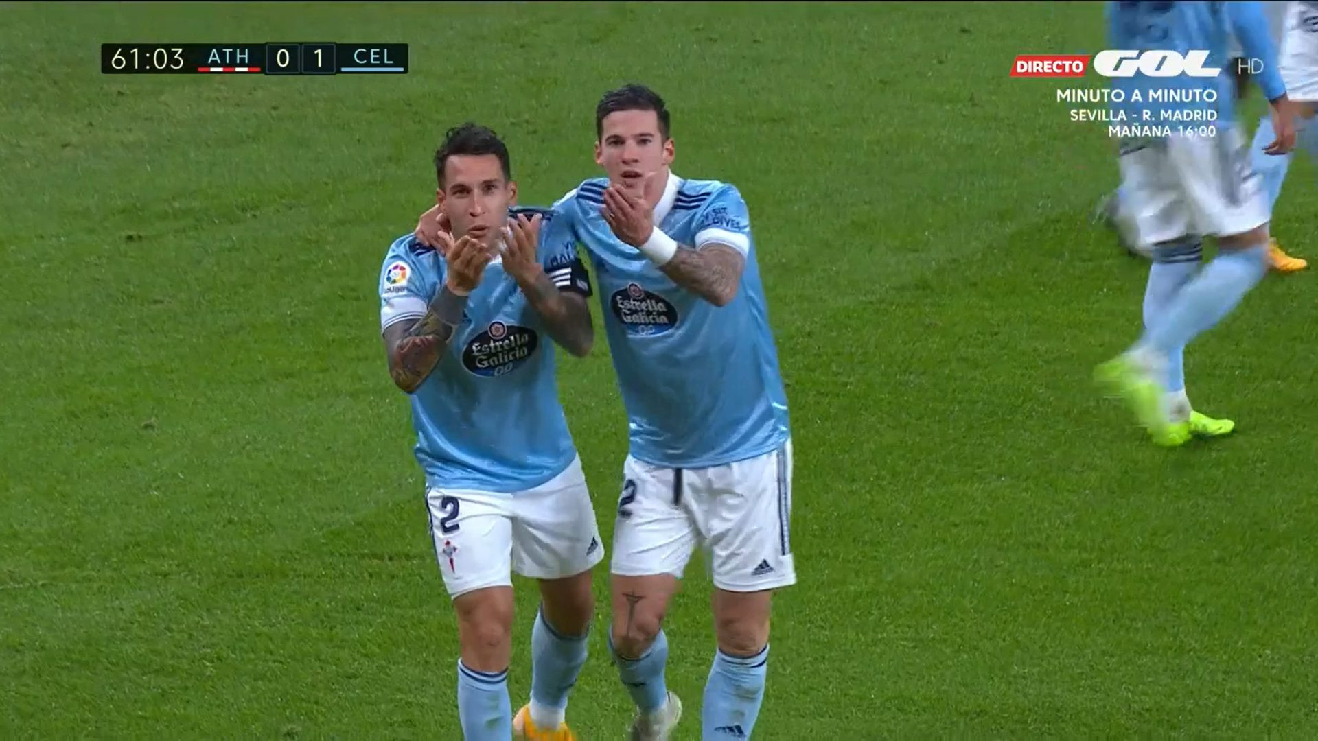 Santi Mina celebra con Hugo Mallo el primer tanto. El capitán llevaba dos años sin anotar en Liga.