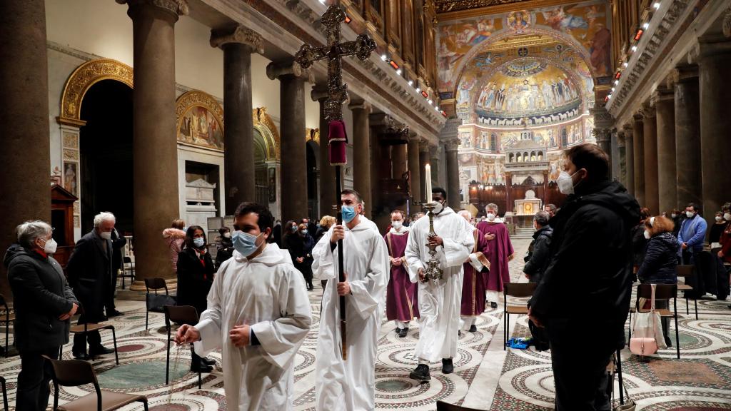 Una misa en Santa María del Trastevere.
