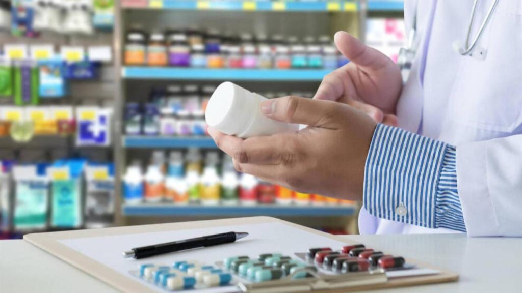 Un farmacéutico dispensando un medicamento.