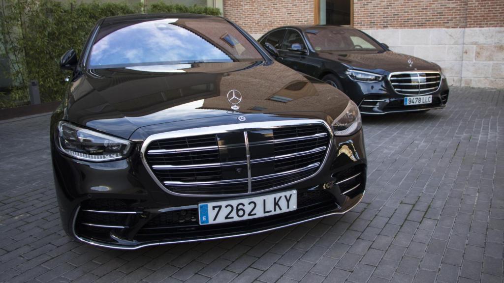 Los coches preparados en el Parador de Alcalá de Henares.