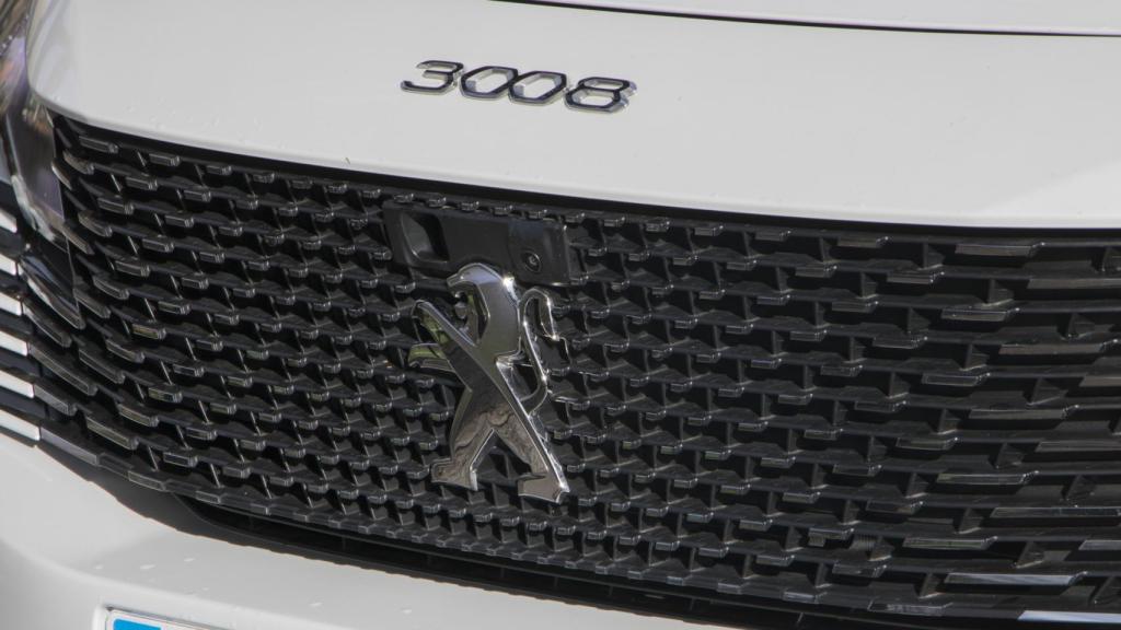 Nombre del modelo sobre el capó.