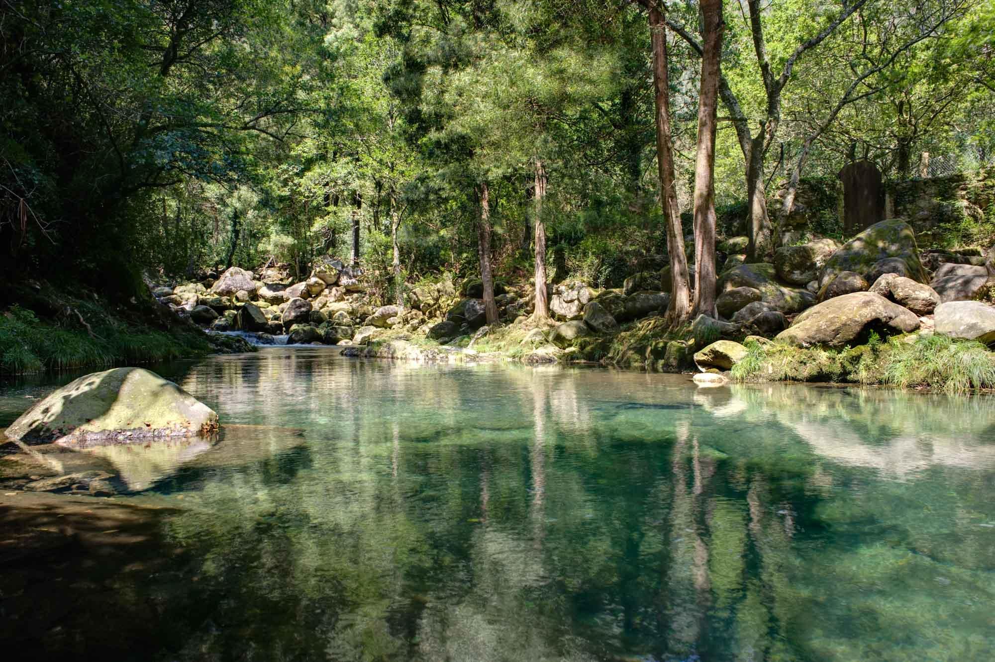 Agua, piedra y vegetación conviven en las pozas del Río Pedras (Mancomunidade Barbanza-Arousa).