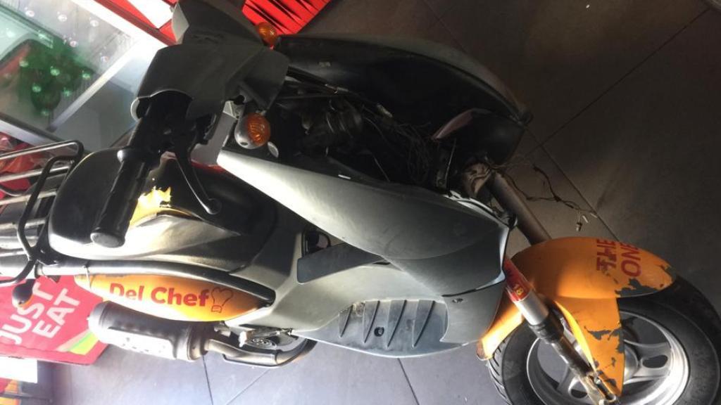 El estado en el que quedo la moto tras el accidente.