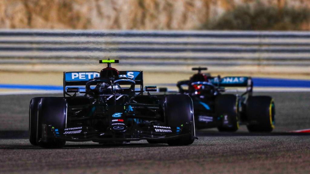 Bottas rueda por delante de Russell en el GP de Sakhir