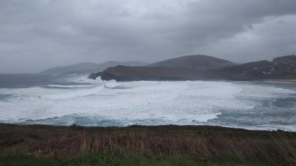 Temporal de viento y fuerte oleaje en la playa de Pantín, en Valdoviño (A Coruña).