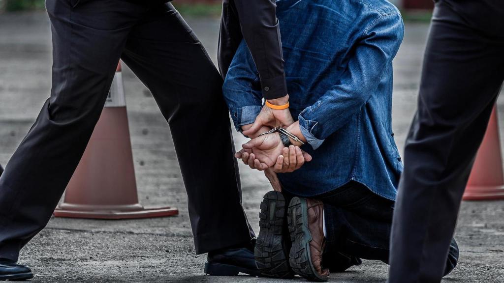 detenido esposas policía