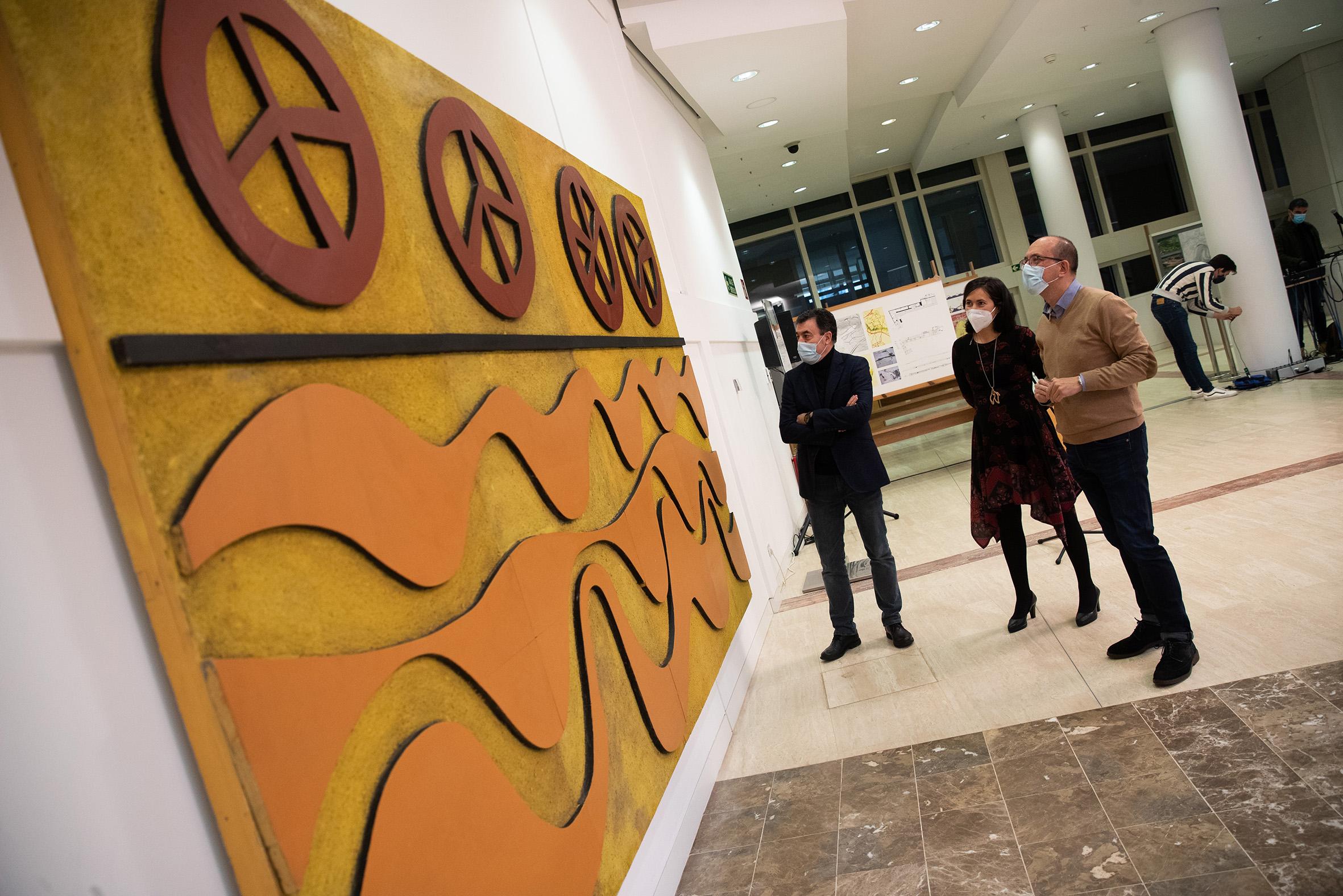 El mural durante su presentación (Cidade da Cultura).