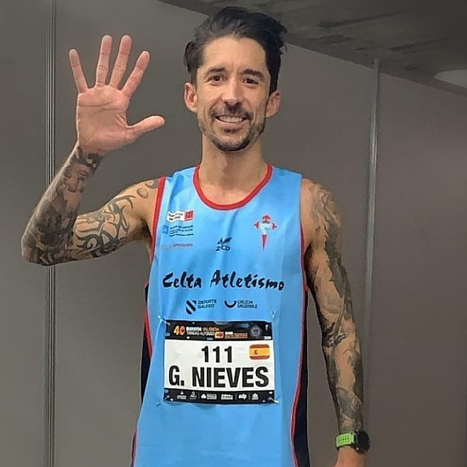 Nieves celebra su mano olímpica tras correr con la celeste en Valencia