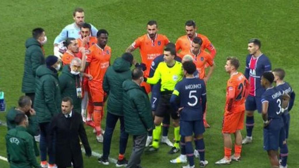 El Basaksehir abandona el partido contra el PSG por un presunto insulto racista del árbitro