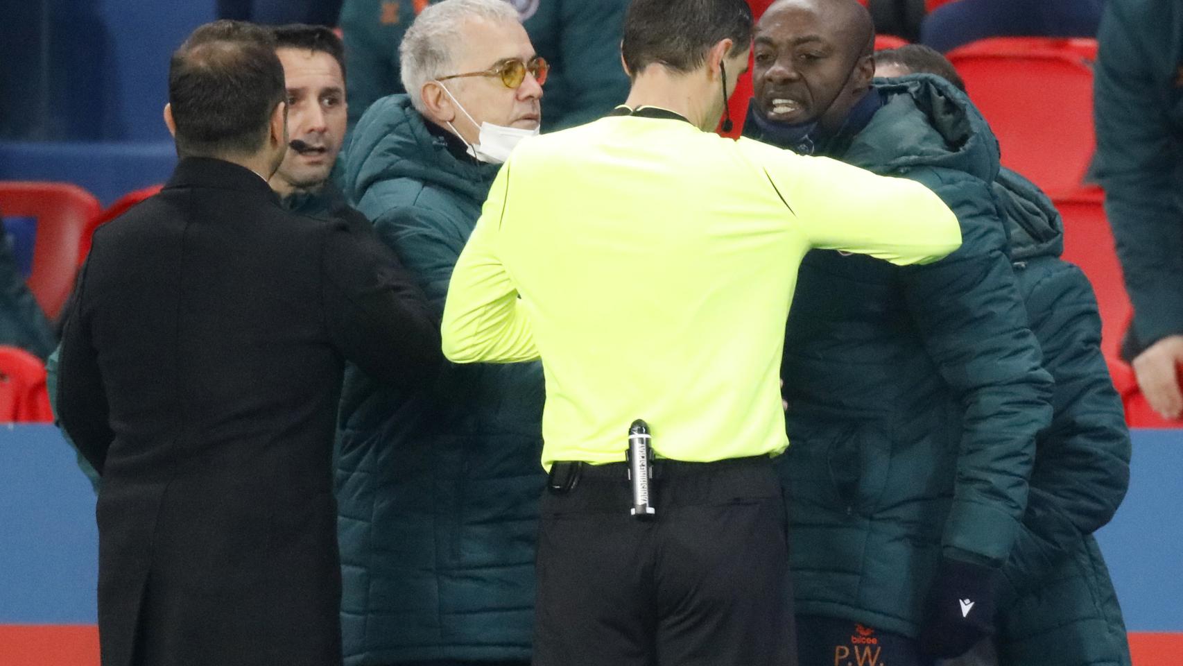 Las imágenes del comentario racista del árbitro que obligó a suspender el PSG-Basaksehir