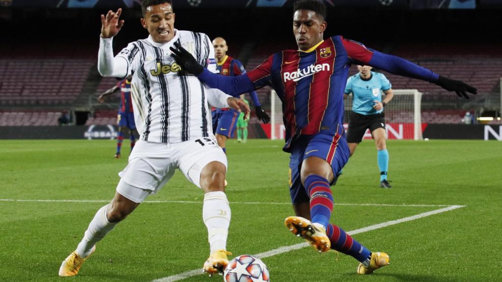 Danilo y Junior Firpo luchan por el balón