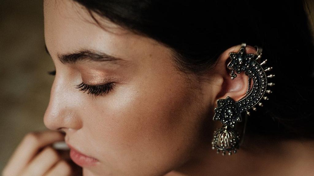 Consigue una piel radiante, jugosa y muy natural con este sencillo maquillaje.