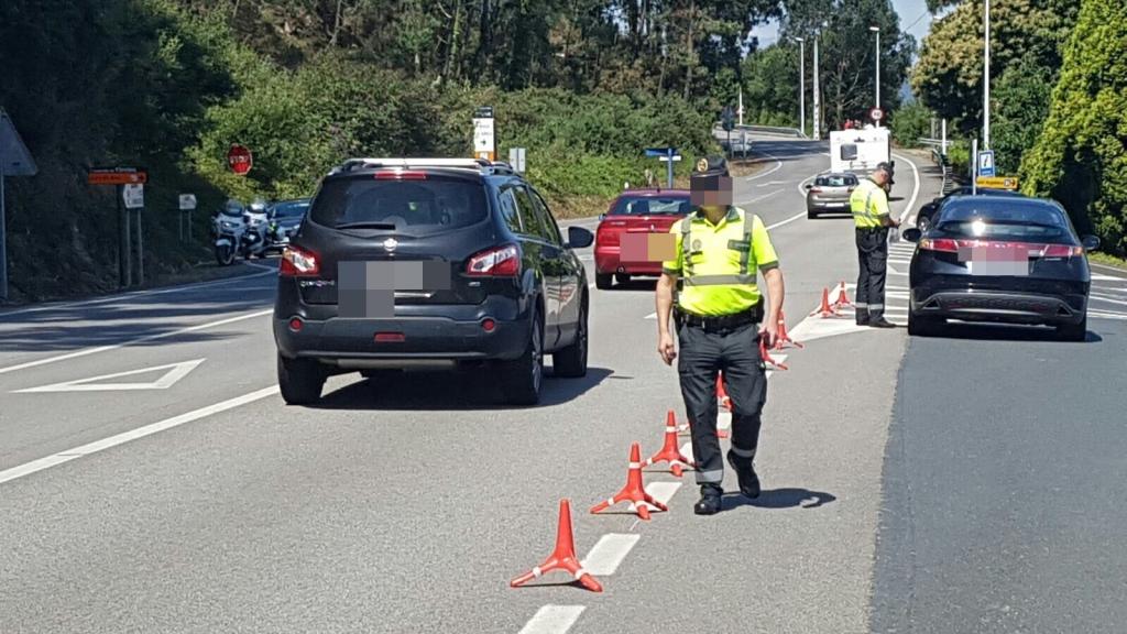 Agentes de la Agrupación de Tráfico de la Guardia Civil en un control de carretera.