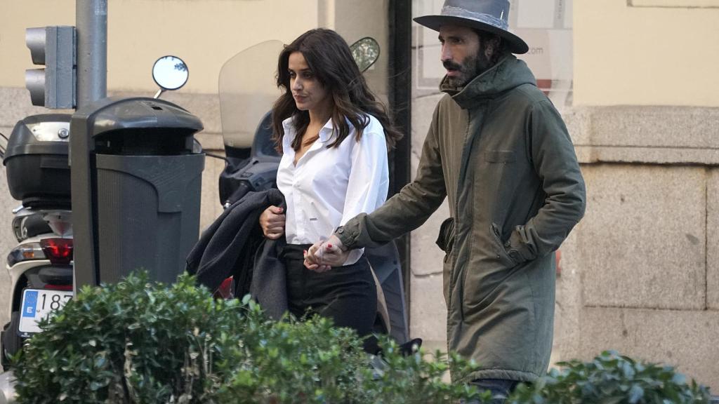 Macarena junto a su pareja el cantante Leiva.