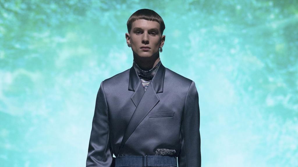 Eran piezas grisáceas que incluían algún accesorio catalogado para mujer.