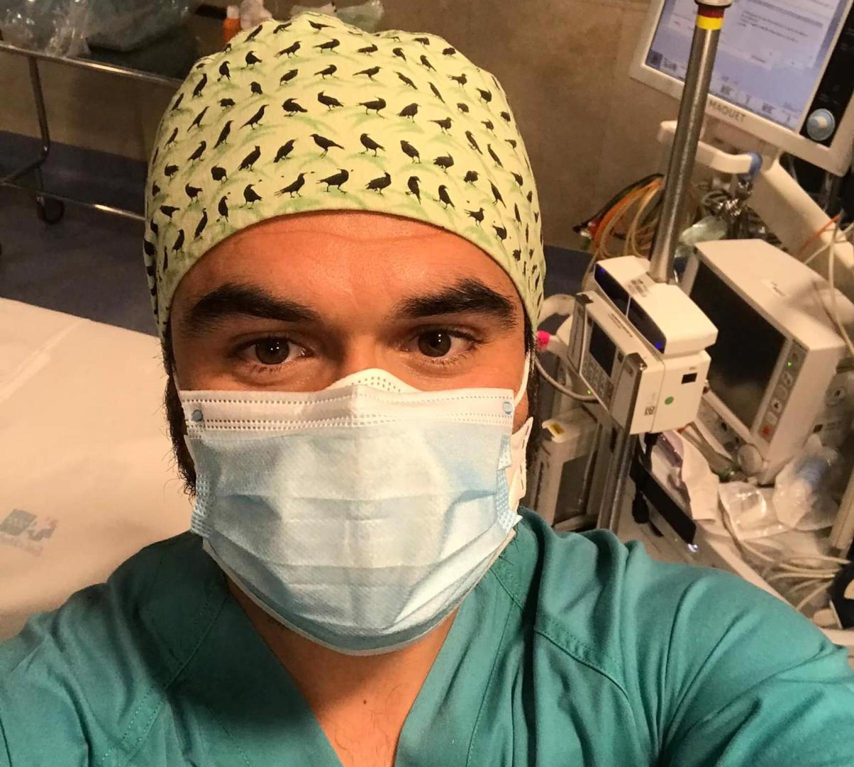 Ángel trabaja como enfermero en el Hospital Gregorio Marañón.