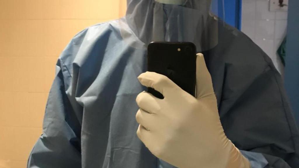 Iván Cruz trabaja como enfermero en un hospital de Barcelona.