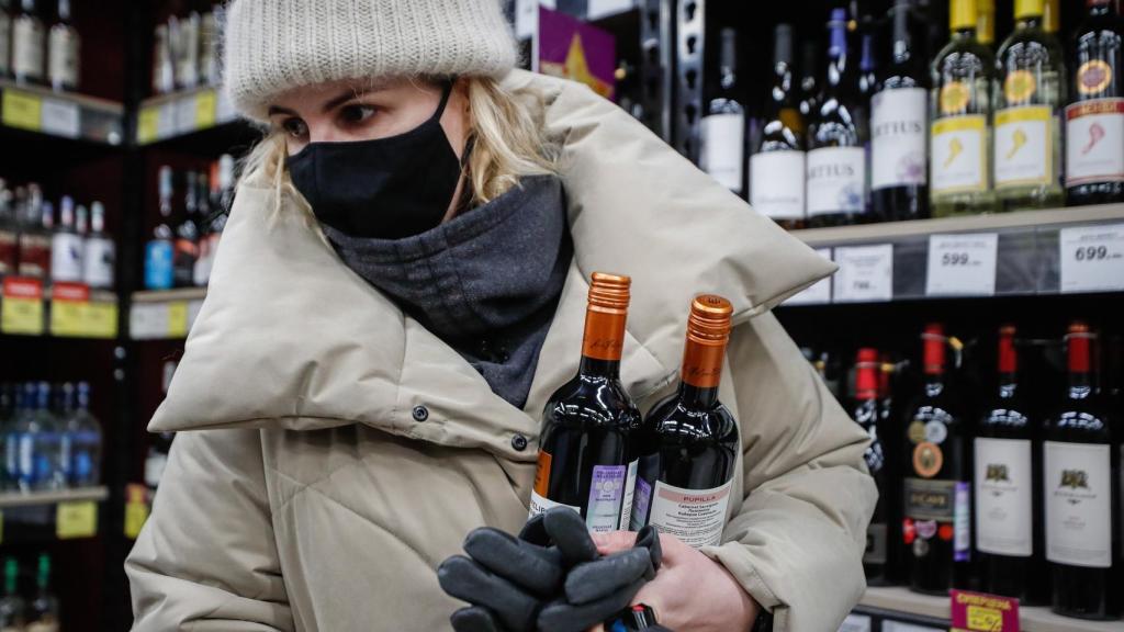 Una mujer compra vino tinto en una tienda de Moscú.