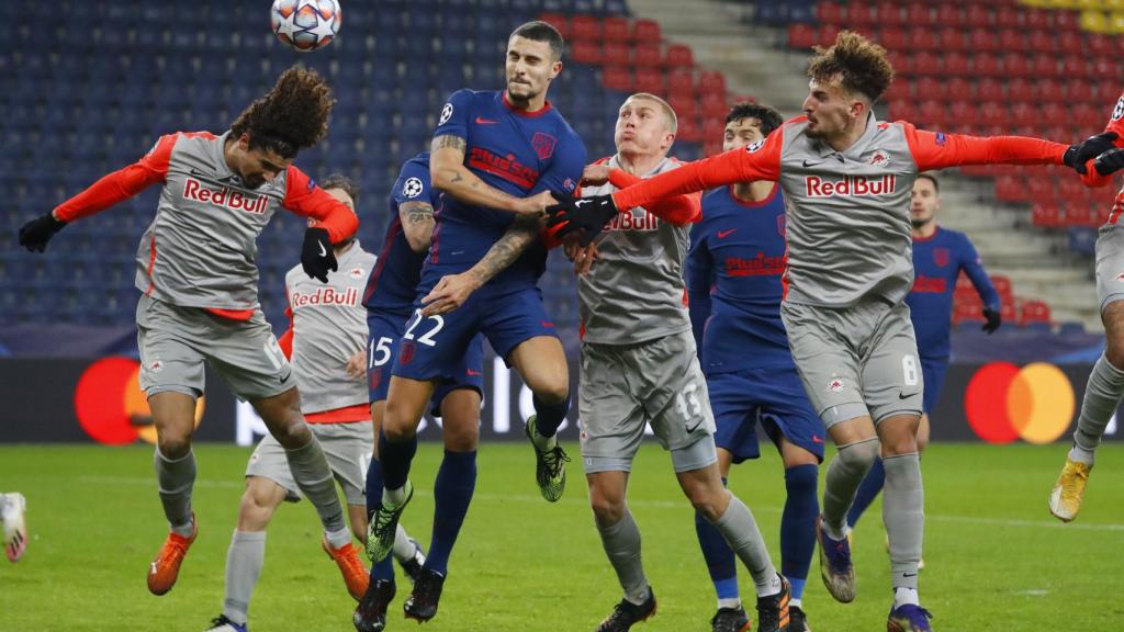 Mario Hermoso rematando de cabeza en el Salzburgo-Atlético