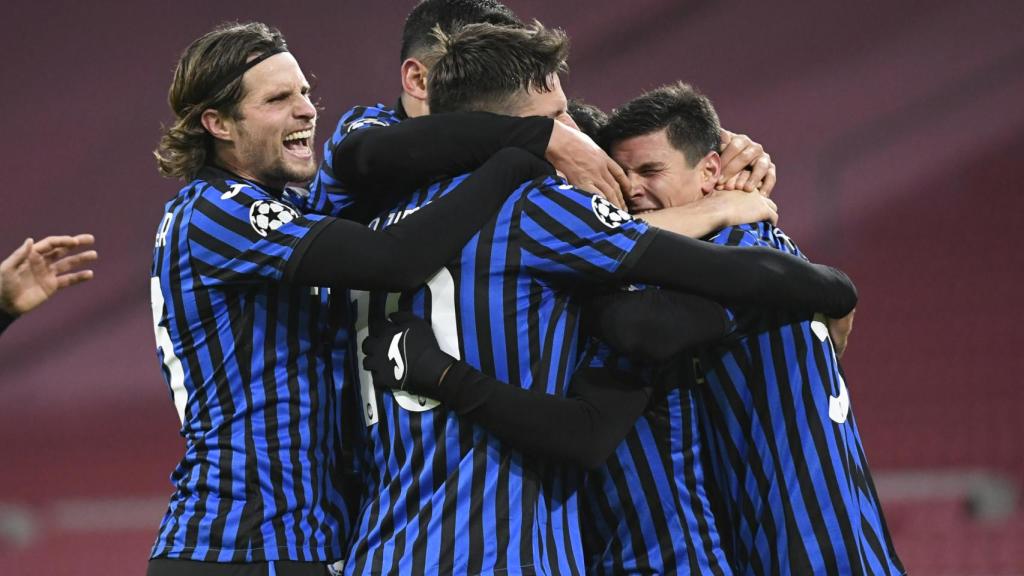 Piña de los jugadores del Atalanta en la Champions League 2020/2021