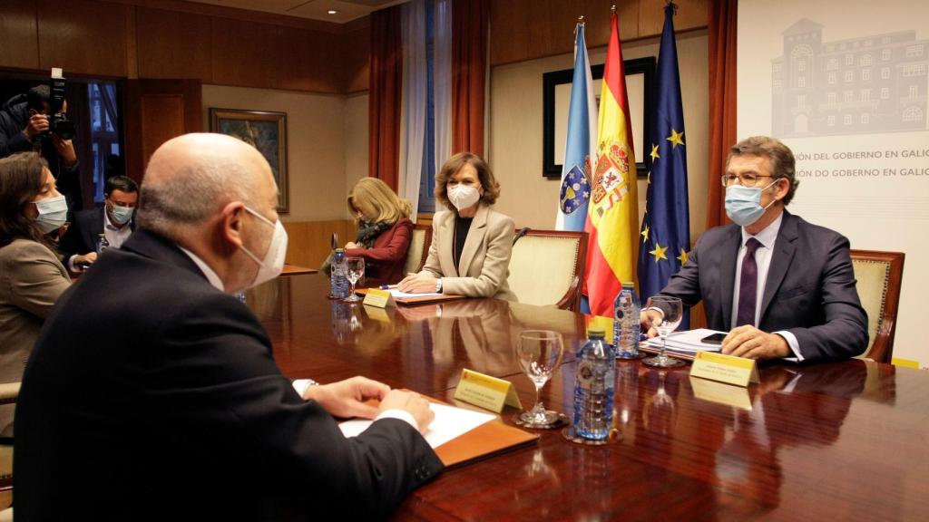 Carmen Calvo y Alberto Núñez Feijóo, durante la reunión de este miércoles.