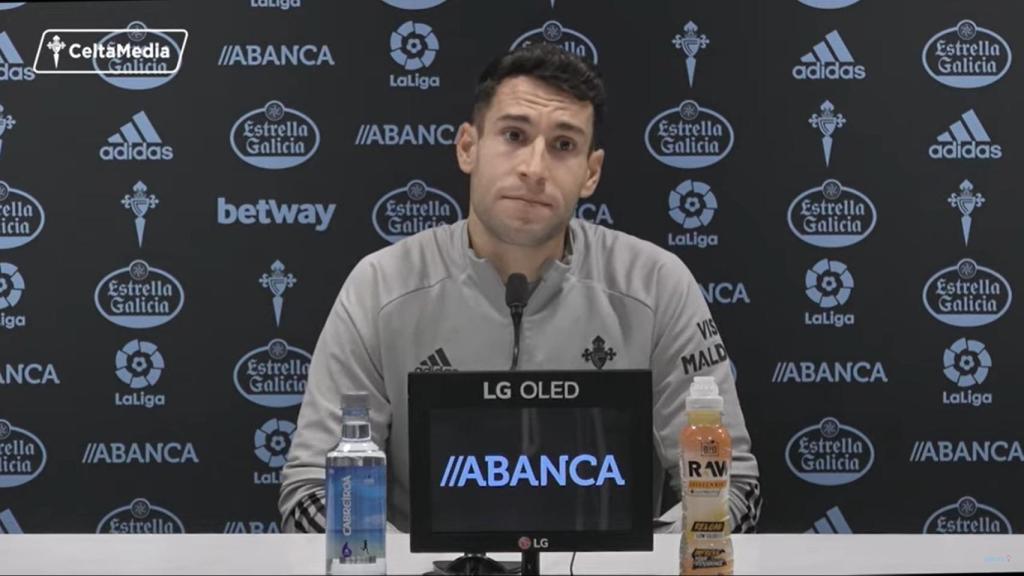 Hugo Mallo en una rueda de prensa con el Celta.