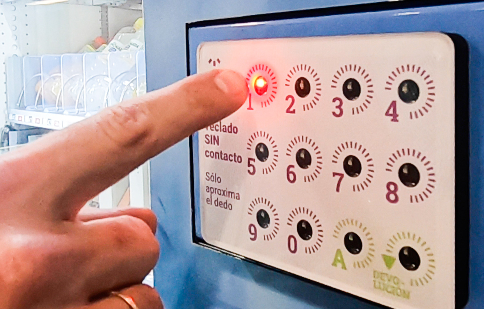 Detalle de una de las botoneras sin contacto de una máquina de Delikia.