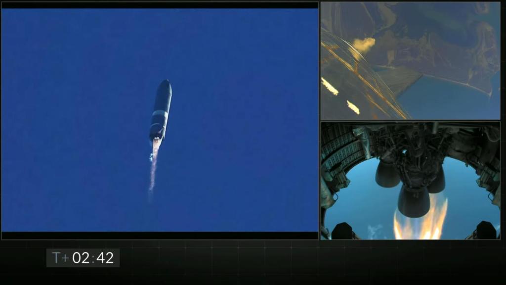 Starship en pleno vuelo, volteándose para realizar la maniobra.