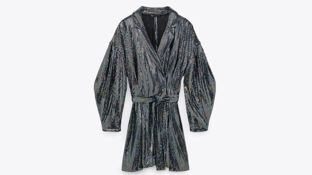 El mono de brillos con cinturón es la primera opción de Rocío Osorno para estas fechas.