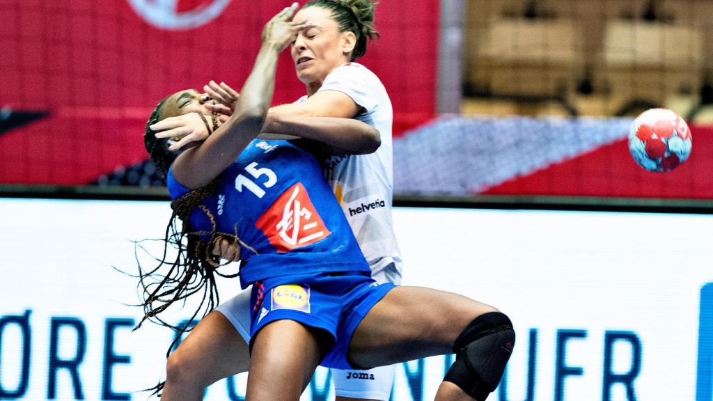 Marta López defiende a la jugadora gala en el Francia - España el Europeo femenino de balonmano