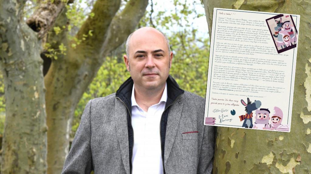 El alcalde de Leioa, Iban Rodríguez Etxeberria (PNV), junto a la carta remitida a los niños.