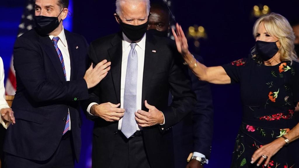 Hunter, Joe y Jill Biden en el acto de celebración de la victoria electoral, en Delaware.