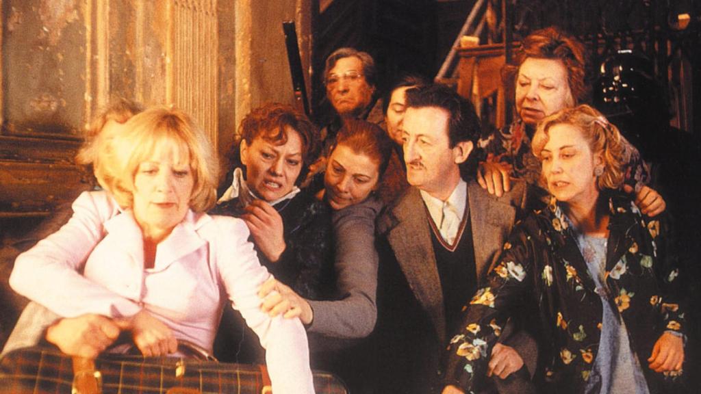 Fotograma de 'La comunidad', la película que muestra a unos vecinos mal avenidos.