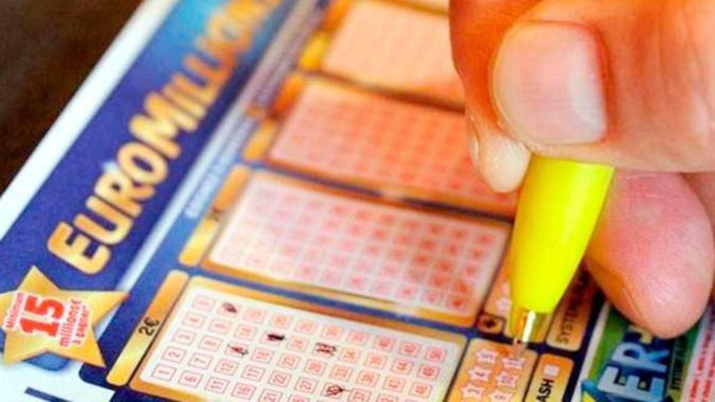 Una persona jugando al Euromillones.