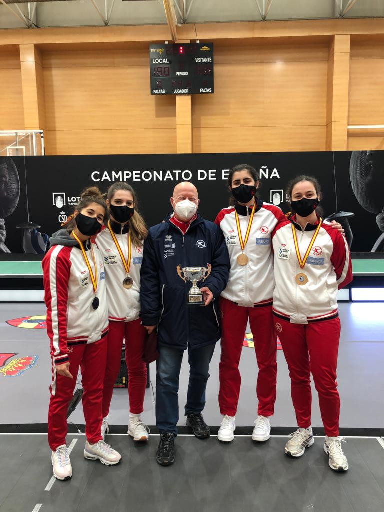 El equipo del Olivo posa con su técnico tras lograr el octavo metal nacional consecutivo.