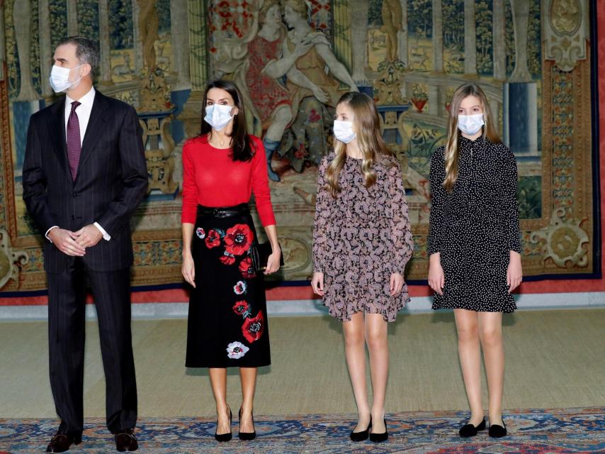 Los reyes Felipe VI y Letizia junto a sus hijas Leonor y Sofía en el palacio de El Pardo.