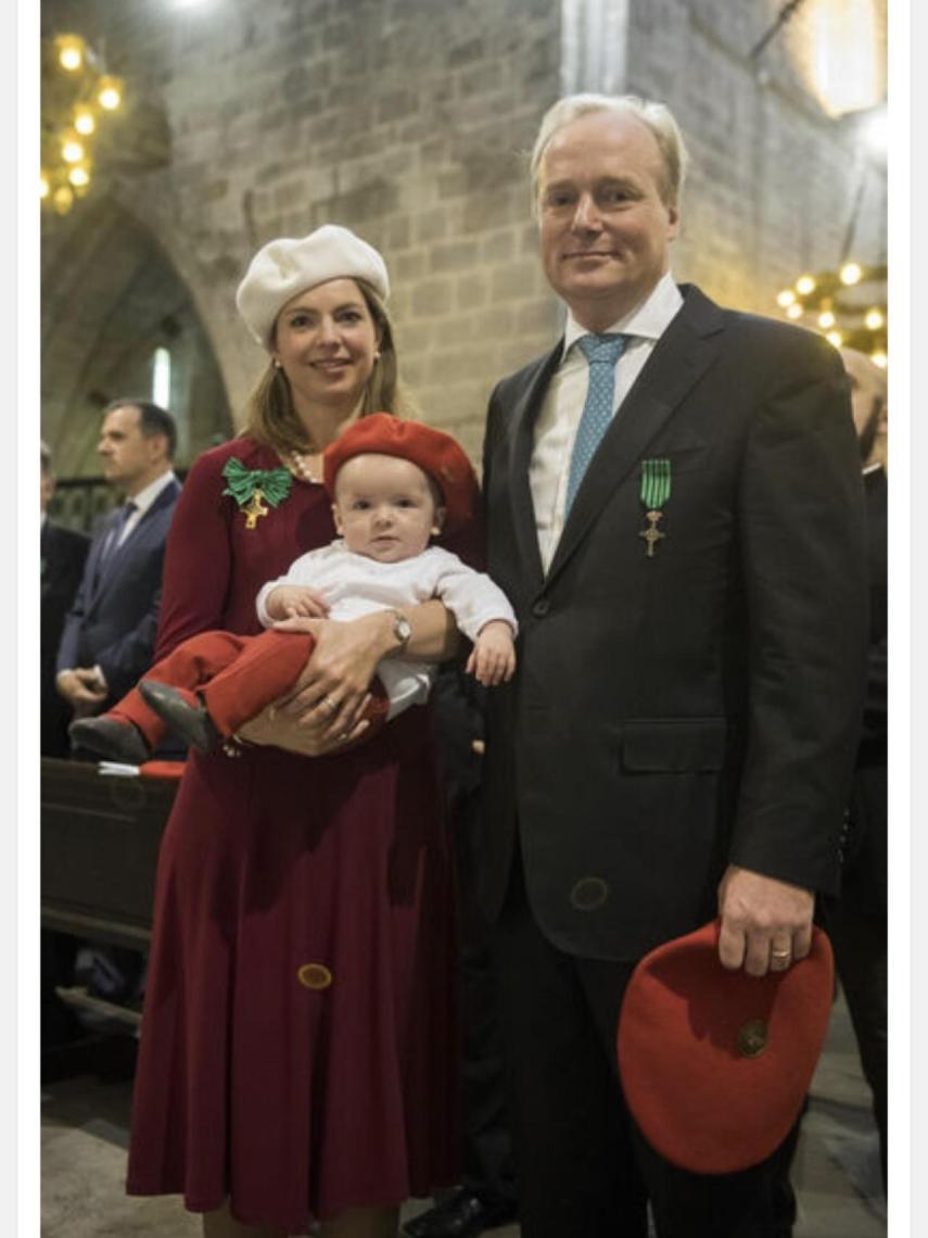 El pretendiente carlista, su esposa y su hijo Carlos Enrique.