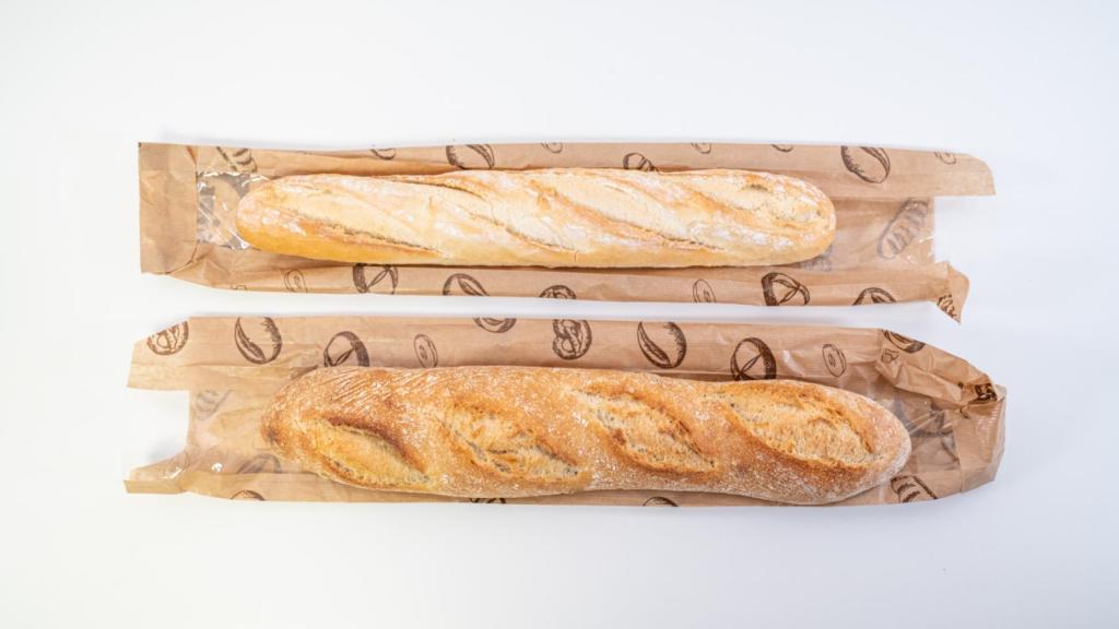 Arriba, barra de pan del Lidl; abajo, barra de pan de masa madre.