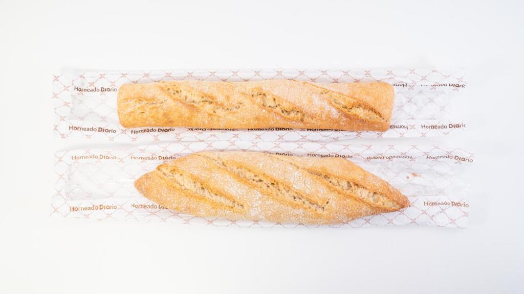 Barras de pan de día. Arriba, la clásica; abajo, la de espiga.