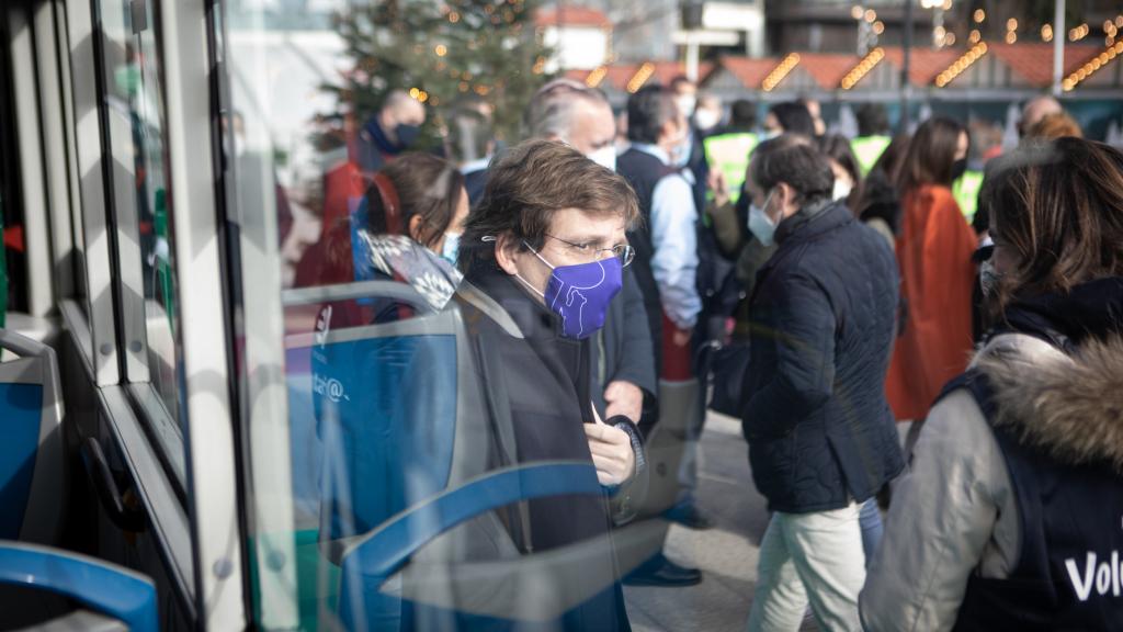 El alcalde de Madrid, en un acto con voluntarios de la EMT.