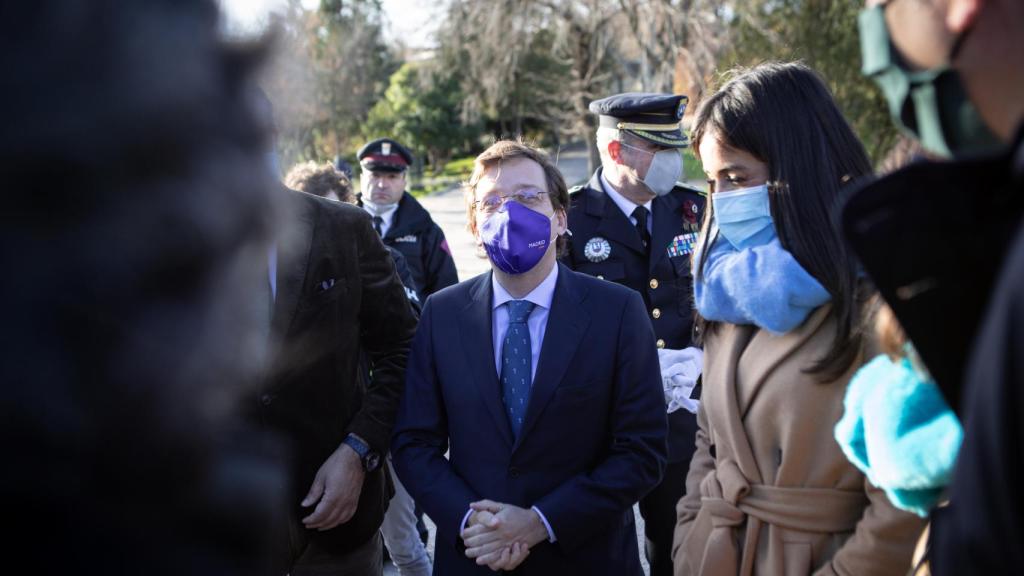 El alcalde, junto a la vicealcaldesa, Begoña Villacís, en un acto de la Policía Municipal de Madrid.