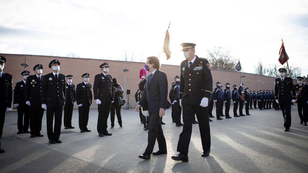 Almeida pasando revista durante la entrega de despachos de oficial a policías municipales.
