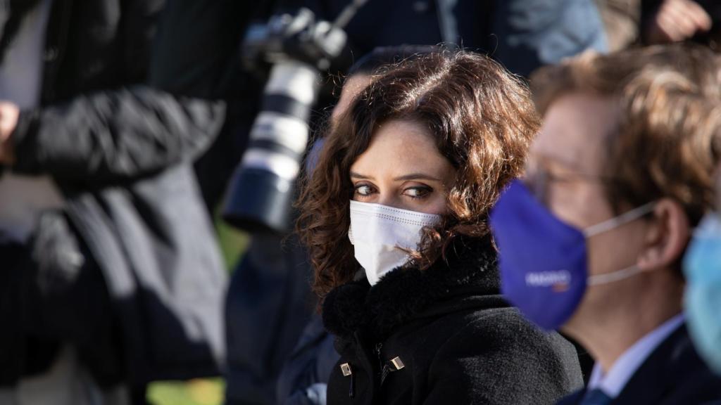 La presidenta de Madrid, Isabel Díaz Ayuso, mira a José Luis Martínez-Almeida.