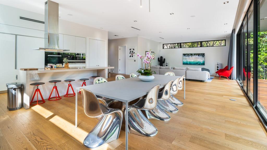 La cocina está equipada con electrodomésticos de alta gama y tiene una isla central con asientos.